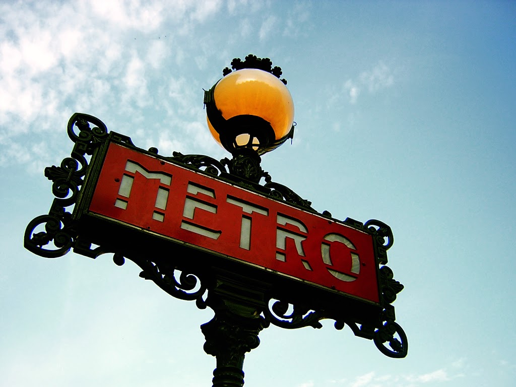 A Paris Métro Sign ©Fabio Venni / cc-by-sa Version 2.0