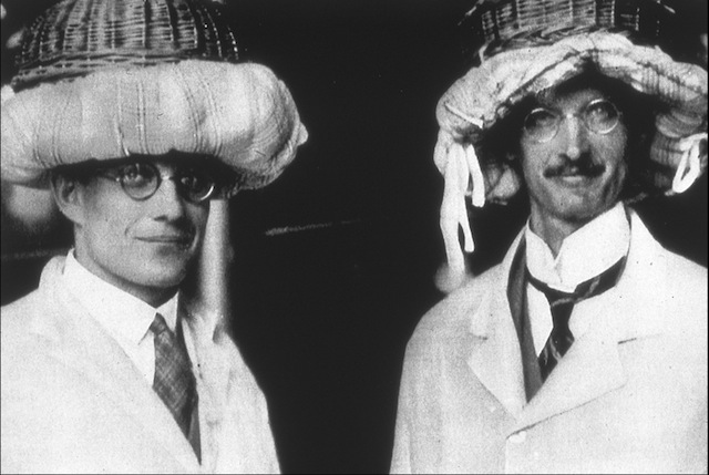 Auguste Piccard (right) and his assistant Paul Kipfer prepare to enter the Stratosphere, photo: Bundesarchiv, Bild 102-11505 / CC-BY-SA 3.0, CC BY-SA 3.0 DE <https://creativecommons.org/licenses/by-sa/3.0/de/deed.en>, via Wikimedia Commons (croped)