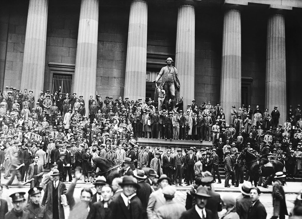 Street scene on Black Thursday, Oct. 24, 1929, the day the New York stock market crashed © Bettmann/Corbis