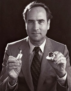 470px-Ted_Maiman_Holding_First_Laser3