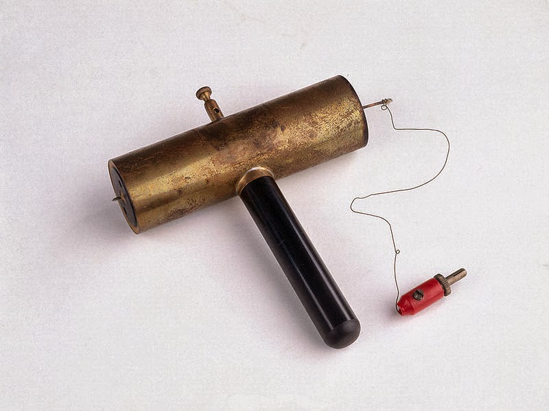 Geiger-Müller counter from 1932 (1882 - 1945) Image: Wikimedia User Science Museum London