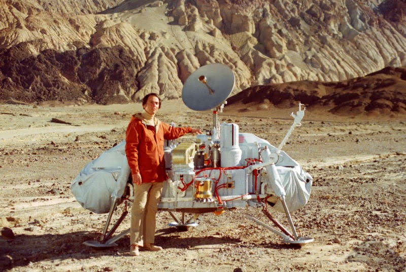 Carl Sagan with a model of the Viking lander Image: NASA