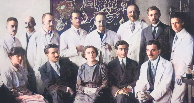 Alois Alzheimer (1865 - 1915) together with his research group in 1909
