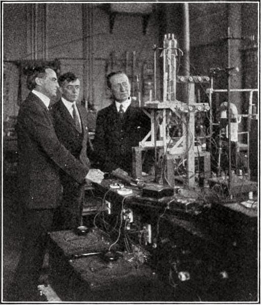 Irving Langmuir (center) in 1922 in his lab, showing radio pioneer Guglielmo Marconi a new 20 kW triode tube
