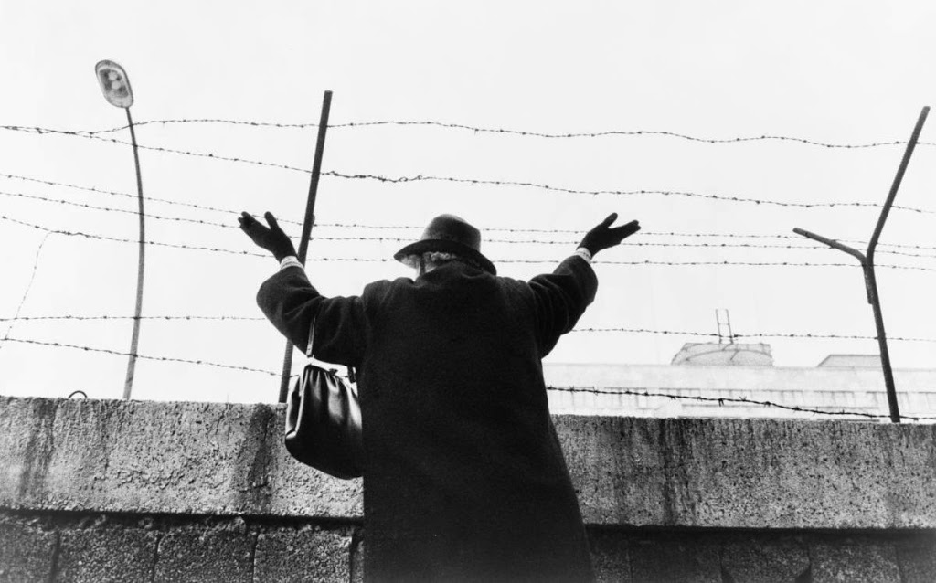 Waving over the Berlin Wall, photo: wikipedia