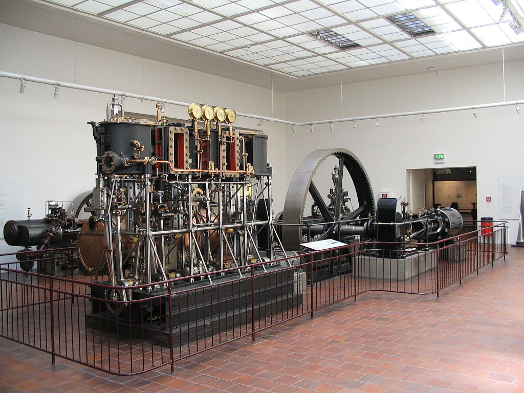 „Dampfmaschine Deutsches Museum“ von Andreas Fränzel. Lizenziert unter CC BY 2.5 über Wikimedia Commons
