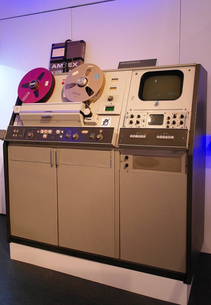 2 inch Quadruplex video tape recorder Ampex VR-2000 (1960) at the exhibition of National Czech Technical Museum, Prague., photo: Runner1616, CC-BY-SA 3.0
