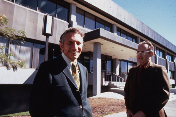 Robert Noyce and Gordon Moore in front of the Intel SC1 building in Santa Clara in 1970. Image: Intel Free Press
