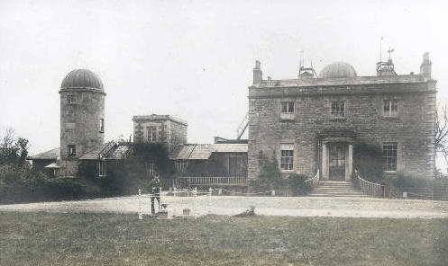 Ein Foto, das vermutlich 1883 aufgenommen wurde und die Nordseite der Gebäude des Armagh-Observatoriums zeigt. Hier arbeitete Johan Dreyer.
