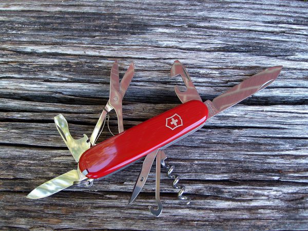 By James Case from Philadelphia, Mississippi, U.S.A. (Victorinox "Swiss Army Knife" Climber) [CC BY 2.0 (http://creativecommons.org/licenses/by/2.0)], via Wikimedia Commons
