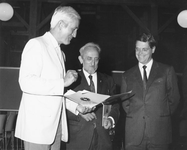 Norman Ramsey (links), Francis Perrin (Mitte) und Robert R. Wilson (rechts), 1970