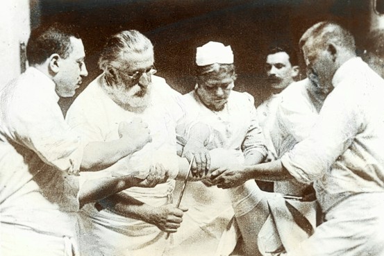 Ernst von Bergmann in surgery with his colleagues