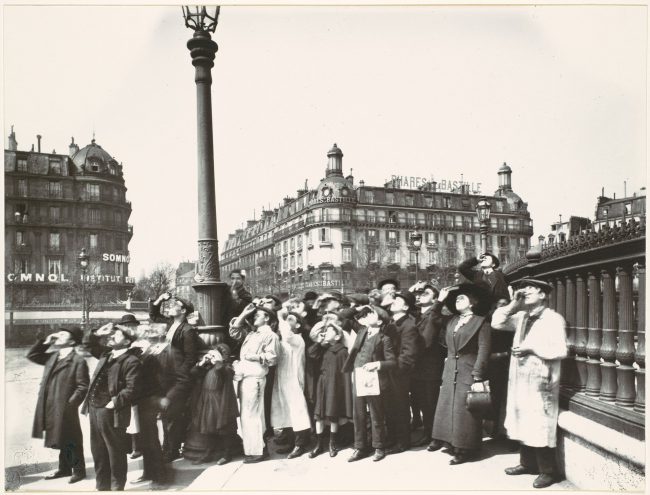 Eugène Atget, People watching the solar eclipse of 1912