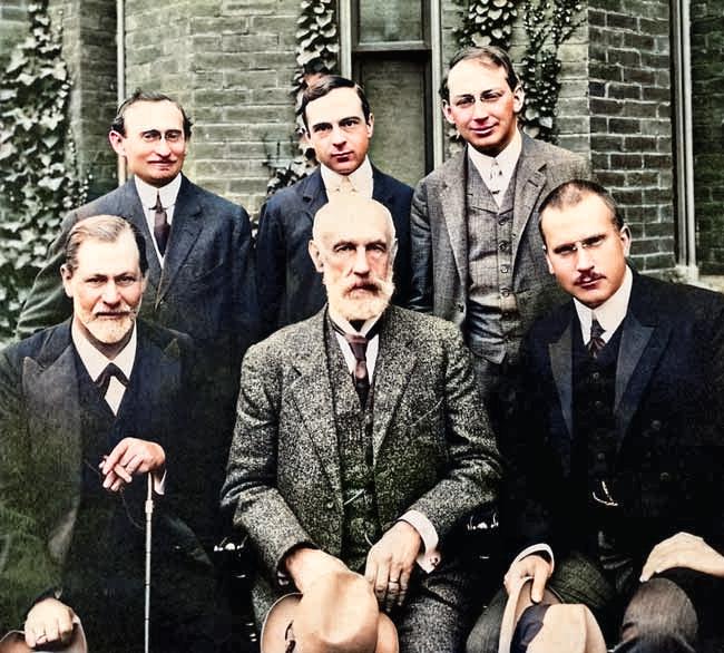 Group photo 1909 in front of Clark University. Front row: Sigmund Freud, G. Stanley Hall, Carl Jung; back row: Abraham Brill, Ernest Jones, Sándor Ferenczi