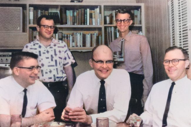 Jack Kilby (middle), exas Instruments engineers in Dallas, TX (early 1960s). From left to right: Standing - Charles Phipps, Joe Weaver; Seated - James R. Biard, Jack Kilby, James Fischer, photo: James R. Biard, CC BY-SA 4.0 <https://creativecommons.org/licenses/by-sa/4.0>, via Wikimedia Commons