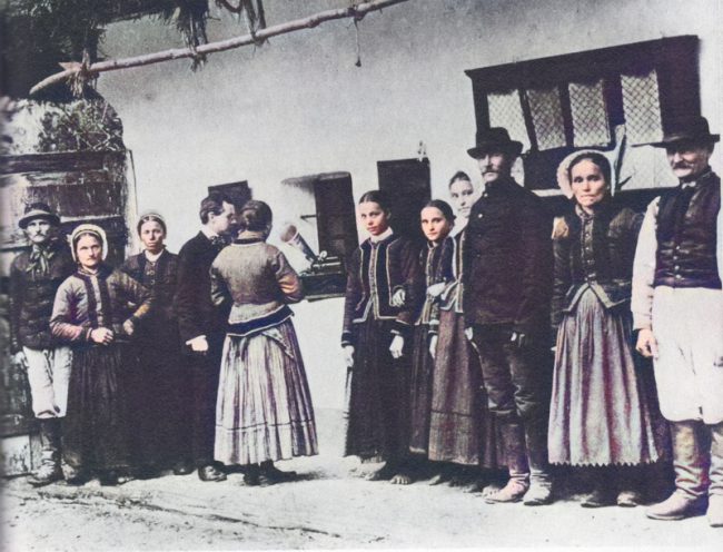 Béla Bartók using a phonograph to record Slovak folk songs sung by peasants in Zobordarázs (Slovak: Dražovce, today part of Nitra, Slovakia)